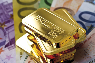Goldbarren und Euroscheine