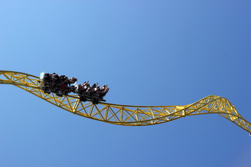Blick auf eine Achterbahn im Freizeitpark Linnanmäki (Helsinki)