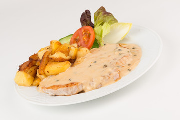 Schweinerückensteak mit Pfeffersoße und Bratkartoffeln