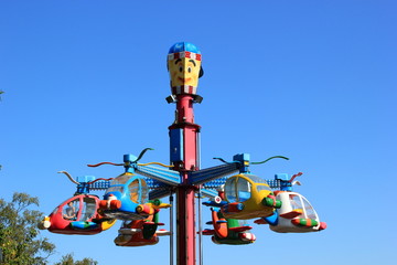Fahrgeschäft für Kinder im Freizeitpark Linnanmäki (Helsinki) © rbkelle