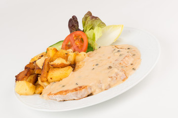 Schweinerückensteak mit Pfeffersoße und Bratkartoffeln