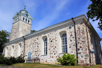Fototapeta na wymiar Die hübsche Steinkirche von Ekenäs in Südfinnland
