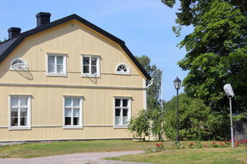 Fototapeta na wymiar Holzhaus in der Altstadt von Ekenäs (Tammisaari) in Südfinnland