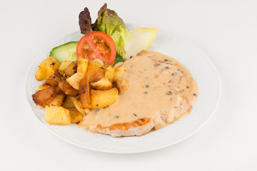 Schweinerückensteak mit Pfeffersoße und Bratkartoffeln