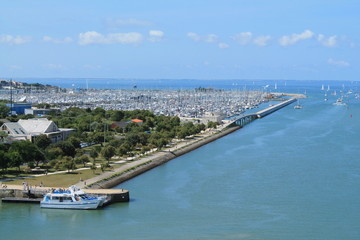 Fototapeta na wymiar Vue sur le port des Minimes à La Rochelle