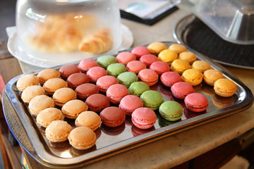 Macarons auf einer Kuchenplatte