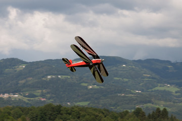 Fototapeta na wymiar Doppeldecker - Modelldoppeldecker - Flugzeug 