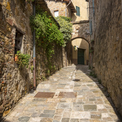 Fototapeta na wymiar old street in Val D'orcia city in Tuscany