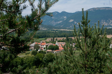Fototapeta na wymiar village de montagne - Hautes Alpes