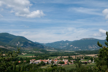 Fototapeta na wymiar village dans les Hautes Alpes - France