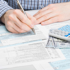 Obraz premium Male filling out 1040 USA Tax Form - 1 to 1 ratio