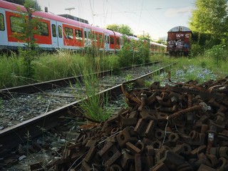 S-Bahn überholt Wagon auf Abstellgleis