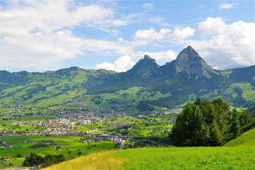 Fototapeta na wymiar Blick auf Ortschaft Schwyz mit den beiden Mythen im Hintergrund