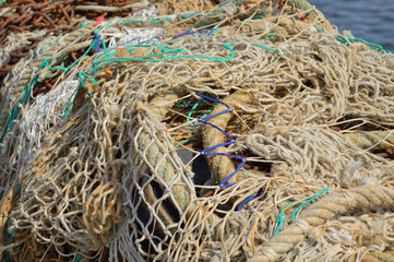 Fischernetze Taue und Ketten vor Meereshintergrund