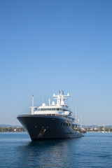 Fototapeta na wymiar Traumschiff: megagroße Luxusyacht - Wohlstand der Millionäre