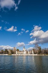 Fototapeta na wymiar The Great Pond on Retiro Park in Madrid, Spain.