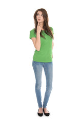 Hübsche junge nachdenkliche Frau in Ganzkörperaufnahme