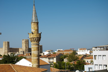 Obraz premium in front of a mosque minaret muslim district in Turkey