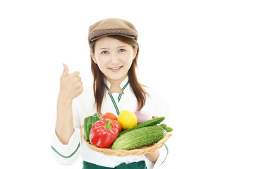 野菜を持つウェイトレス