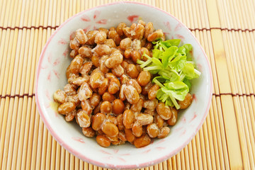 小皿に入れた納豆