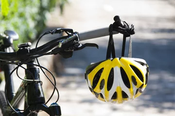 Zelfklevend Fotobehang fietshelm close-up op fiets buitenshuis © carballo