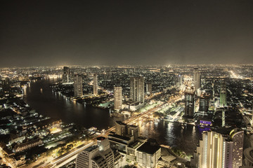 Obraz premium Bangkok bei Nacht mit Autobahn- und Flussverkehr