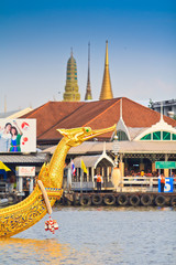 Obraz premium Fry Kathina ceremonia na Royal Barge na rzece Chao Praya