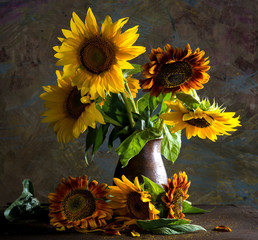 Obraz premium Beautiful sunflowers in a vase