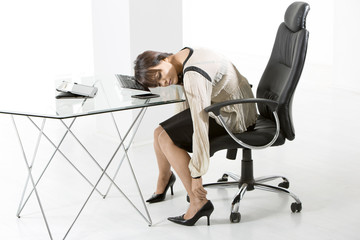 junge Frau im Büro, Studio
