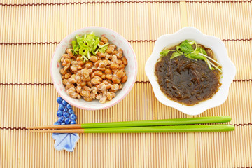 小皿に入れた納豆とモズク