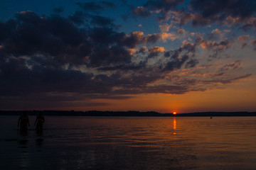 Sonnenuntergang und Baden am Starnberger See