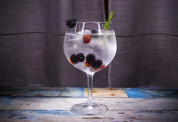 gin tonic with blackberry - obrazy, fototapety, plakaty