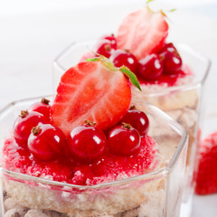 Strawberry - currant crumble Dessertt