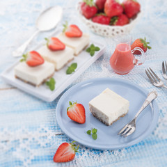 Cheese cake with strawberry sauce