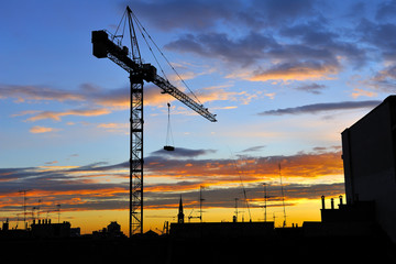 Gru e nuvole - Cantiere di costruzione al tramonto