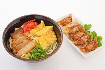 おいしそうな沖縄そばと餃子