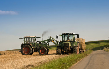 Obraz premium Traktor im Kornfeld