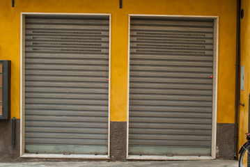 Saracinesche grigio zincane, negozio chiuso