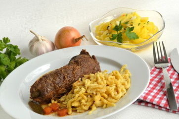 Rindsrouladen mit Spätzle und Kartoffelsalat