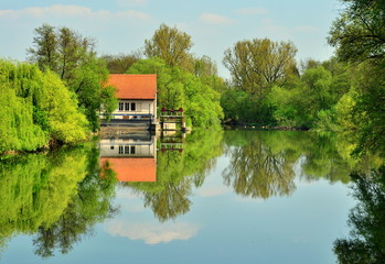 Obraz premium kleines Wasserwerk am Neckar