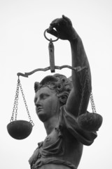 Justizia mit Waage