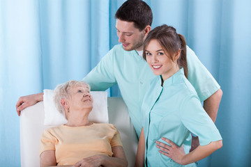 Physiotherapists talking with patient - obrazy, fototapety, plakaty