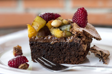 Кусочек шоколадного торта со свежими фруктами