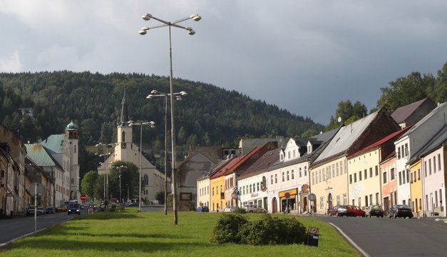 Hauptstra&szlig;e mit Kirche und Rathaus in Jachymov