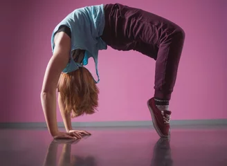 Photo sur Plexiglas École de danse Pretty break dancer doing a back bend