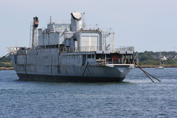 Ancien navire de guerre - rade de Lorient (Bretagne) © bobroy20