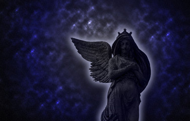 Photo old statue of an angel at night