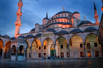 Fototapeta premium Blue mosque in Istanbul by night