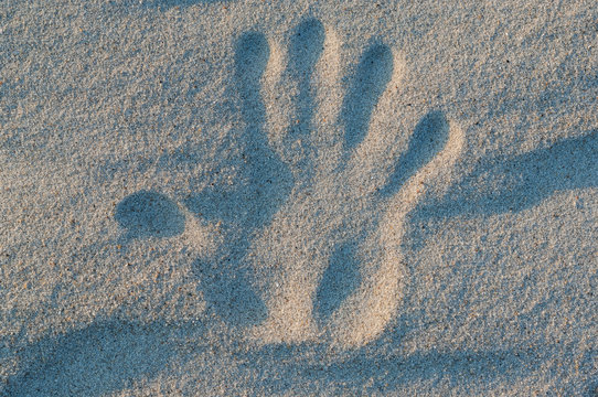 Handabdruck im Sand