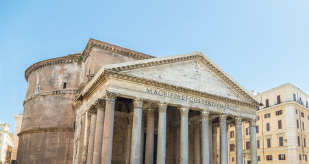 Obraz premium Pantheon in Rom mit blauem Himmel.